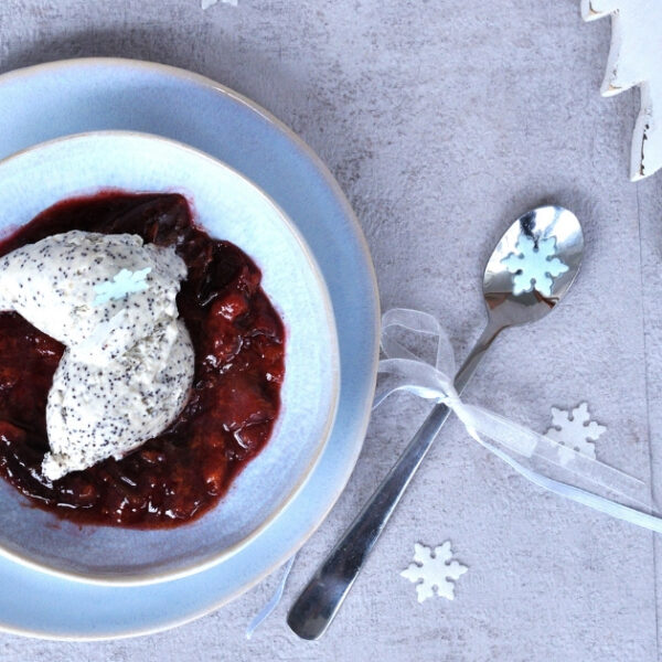 festliches Dessert: weiße Mohn-Mousse mit Zimtpflaumen