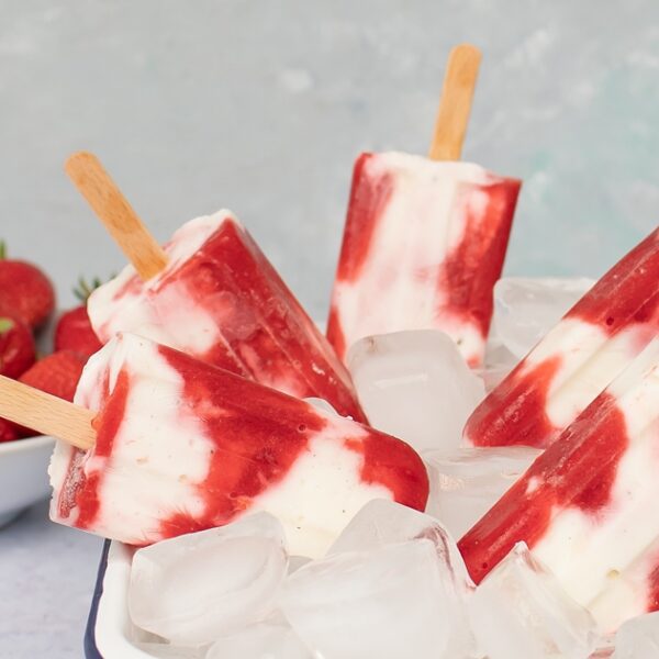 milk meets strawberry: fruchtiges Joghurt-Erdbeereis am Stiel