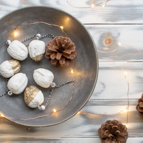 natürlich schlicht: Weihnachtsdeko aus Nüssen