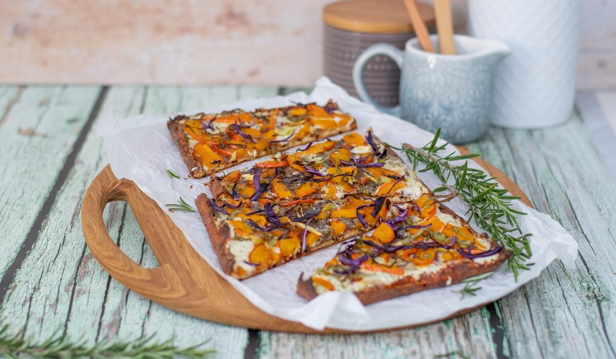 Kürbiszeit: Low Carb Flammkuchen mit Kürbis & Rotkohl